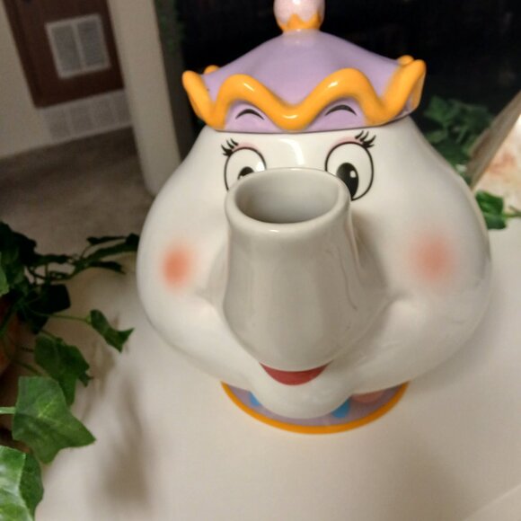 Official Beauty and the Beast Mrs. Potts - Picture 4 of 8